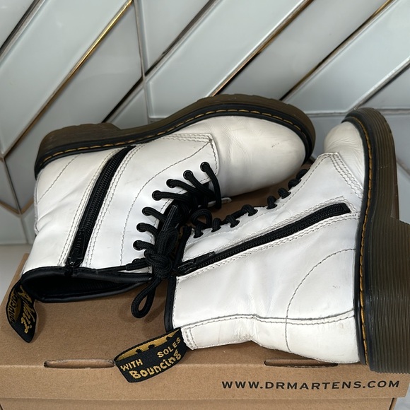 White DR  MARTENS big kids size 2. Some scruffs on the front pls see pictures - Picture 10 of 13